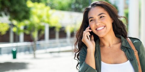Frau telefoniert mit Smartphone